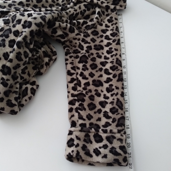 Oscar de la Renta Leopard Print Plush Robe - Picture 11 of 12